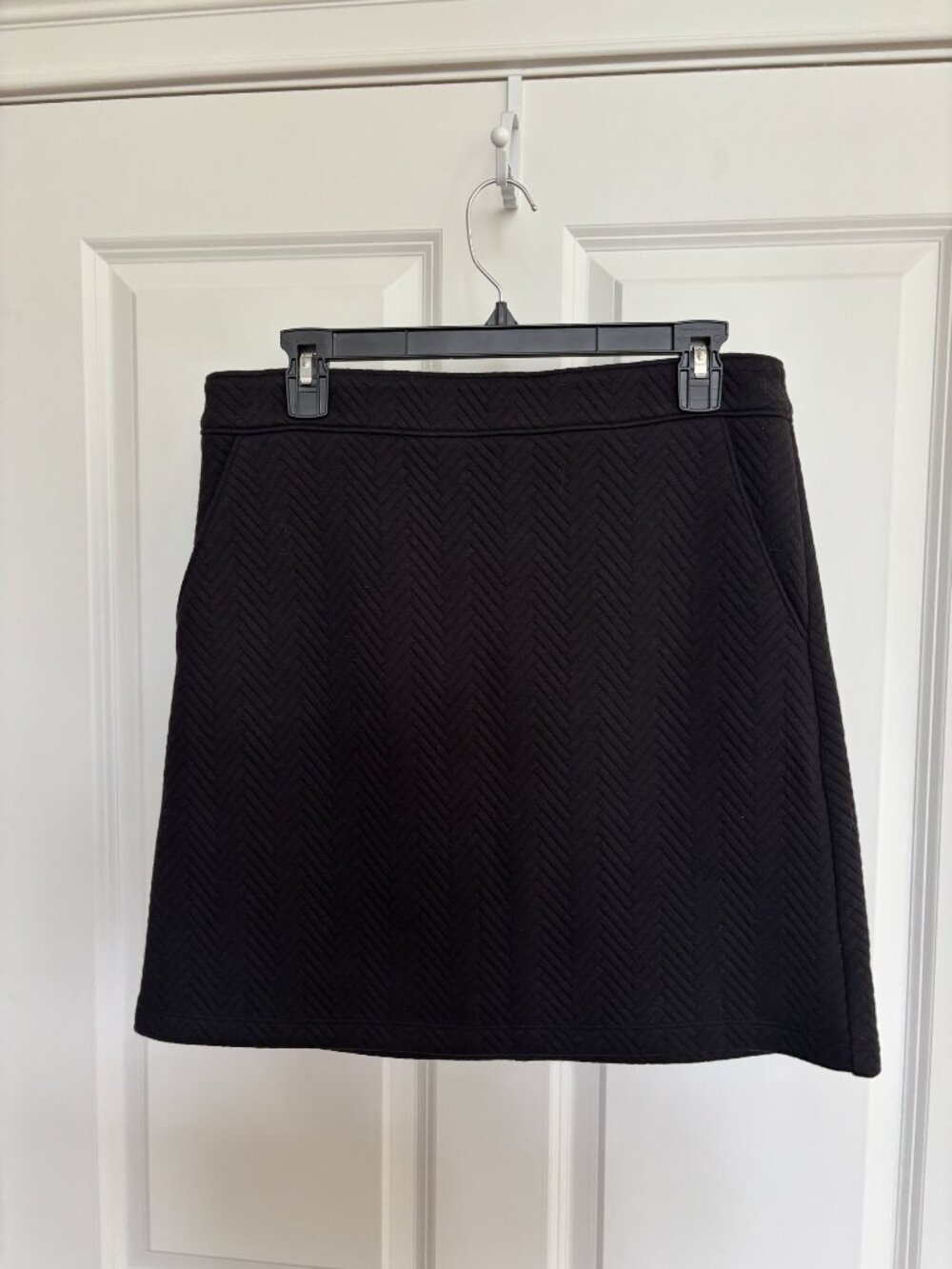 NWT LOFT Black Quilted Chevron Knit Mini Skirt, Size 4 Tall